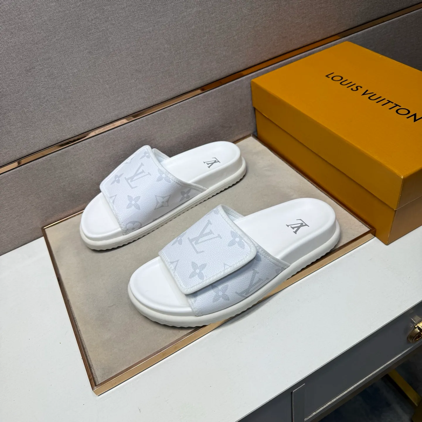 ⬛️Men's shoes 💰p320 [LV～] Men's casual slippers 2025z cabinet sales simultaneously 🔶Size: 38-44 #️⃣ 🔷3 colors🔜The upper is made of multi-material splicing ➕Genuine leather lining, comfortable and breathable, sole: original comfortable and wear-resistant outsole, ⚠️real thing📱photographed🎬real thing is better📢📢📢